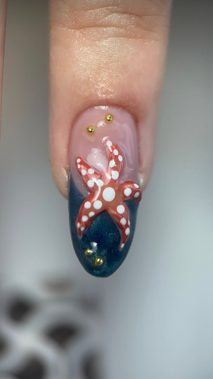 Nail art étoile de mer 3D sur fond bleu nuit